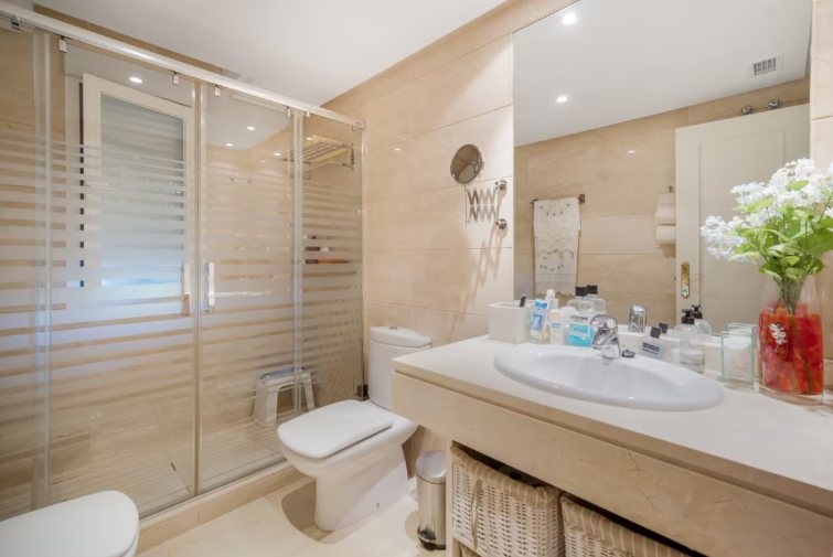 3 bedroom penthouse close to the beach and port