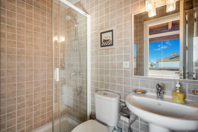 3 bedroom penthouse close to the beach and port