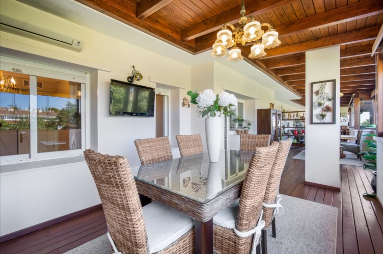 3 bedroom penthouse close to the beach and port