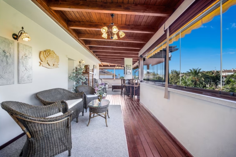 3 bedroom penthouse close to the beach and port