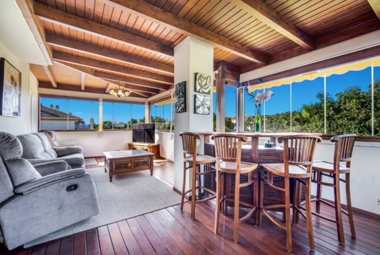 3 bedroom penthouse close to the beach and port