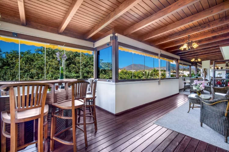 3 bedroom penthouse close to the beach and port