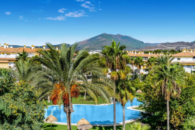 3 bedroom penthouse close to the beach and port