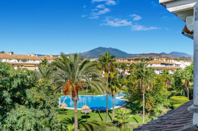 3 bedroom penthouse close to the beach and port