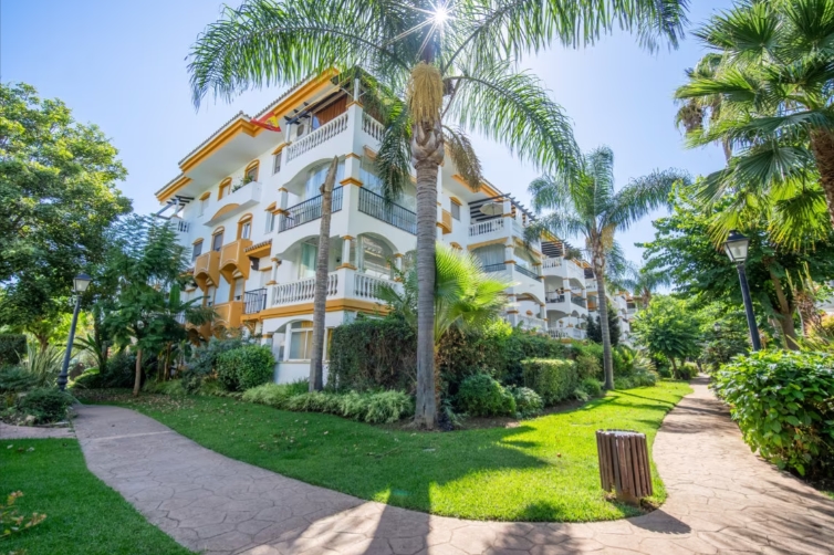 3 bedroom penthouse close to the beach and port