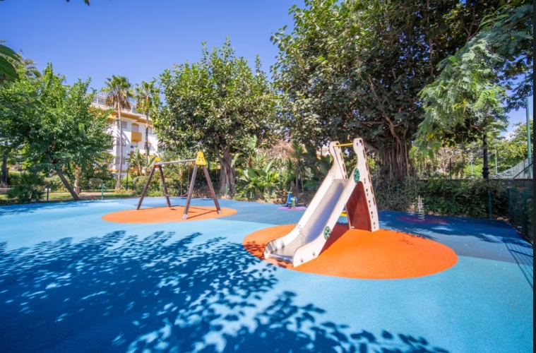 3 bedroom penthouse close to the beach and port