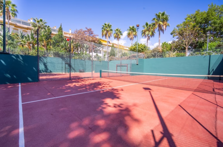 3 bedroom penthouse close to the beach and port