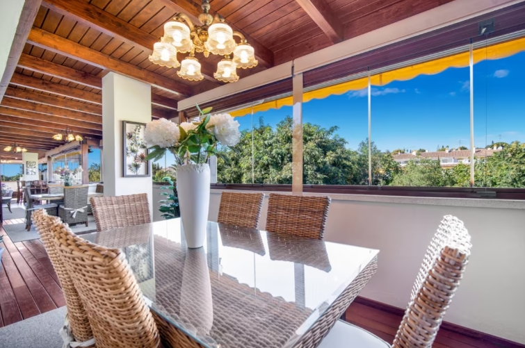 3 bedroom penthouse close to the beach and port