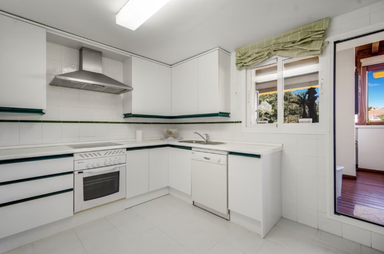 3 bedroom penthouse close to the beach and port