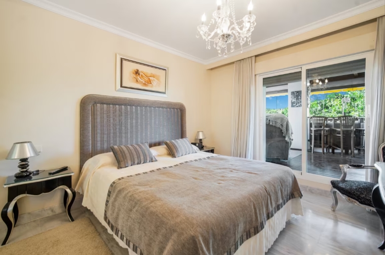 3 bedroom penthouse close to the beach and port