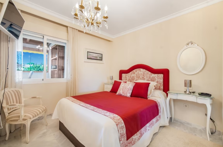 3 bedroom penthouse close to the beach and port