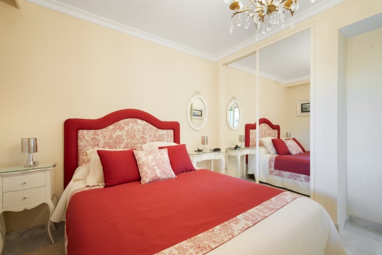 3 bedroom penthouse close to the beach and port