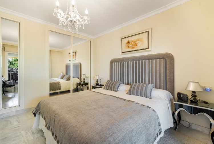 3 bedroom penthouse close to the beach and port