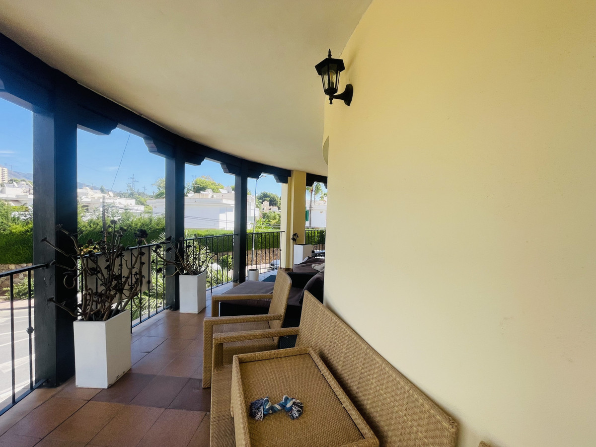 3 bed  apartment, walking distance to Centro Plaza & Puerto Banus