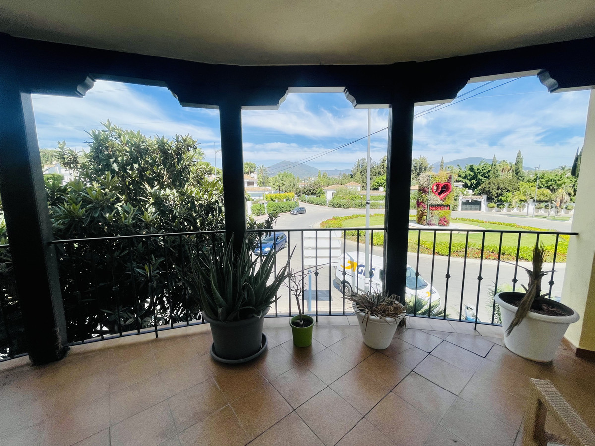 3 bed  apartment, walking distance to Centro Plaza & Puerto Banus
