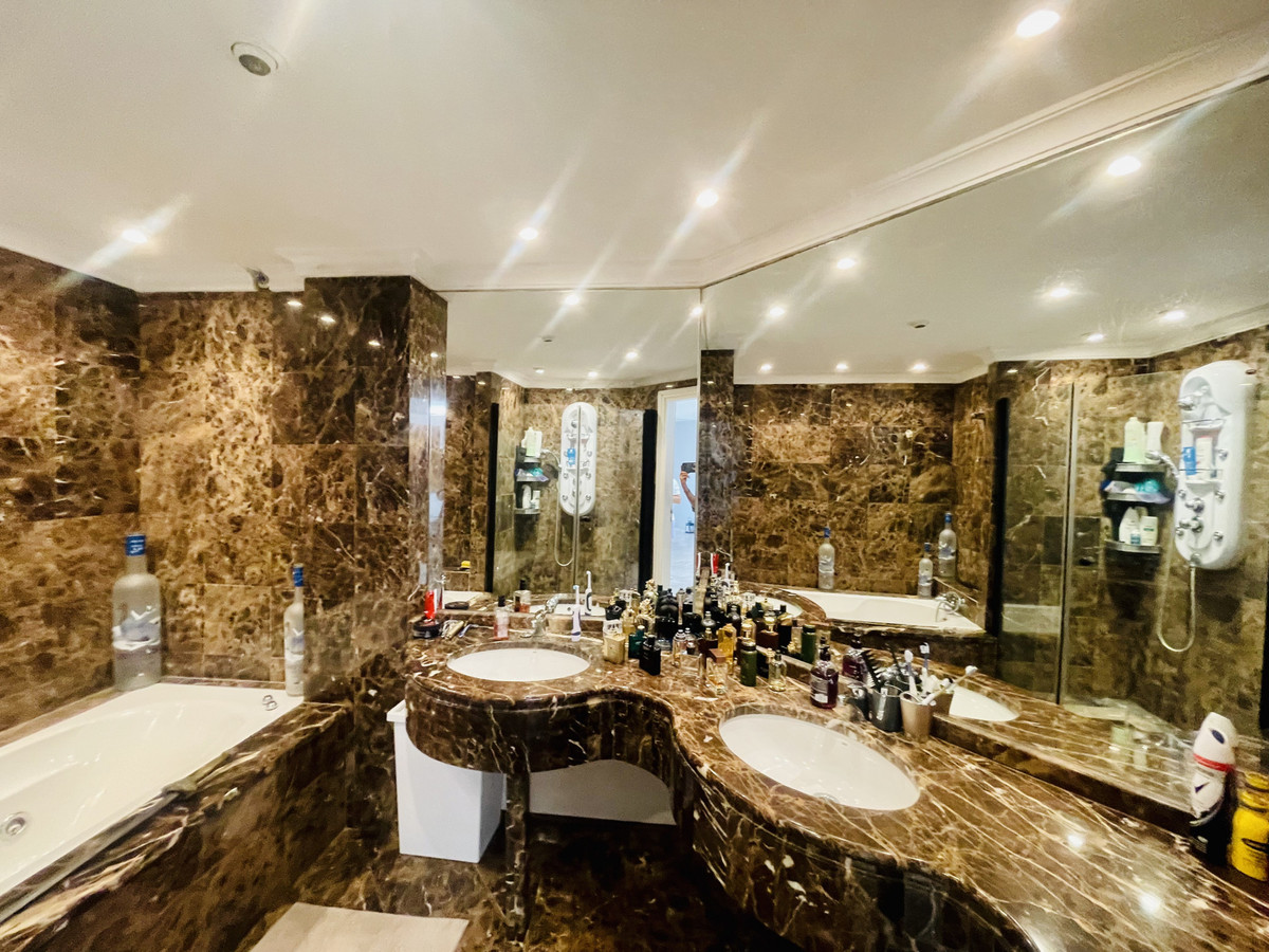 3 bed  apartment, walking distance to Centro Plaza & Puerto Banus