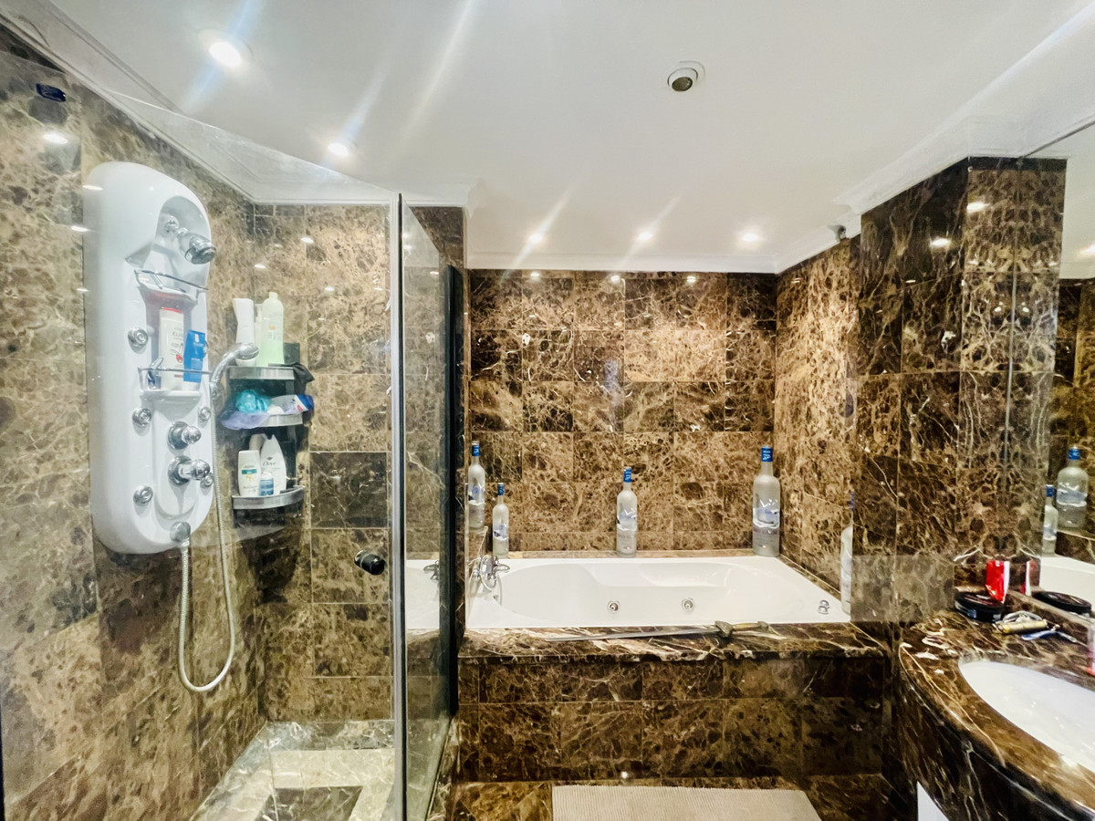 3 bed  apartment, walking distance to Centro Plaza & Puerto Banus