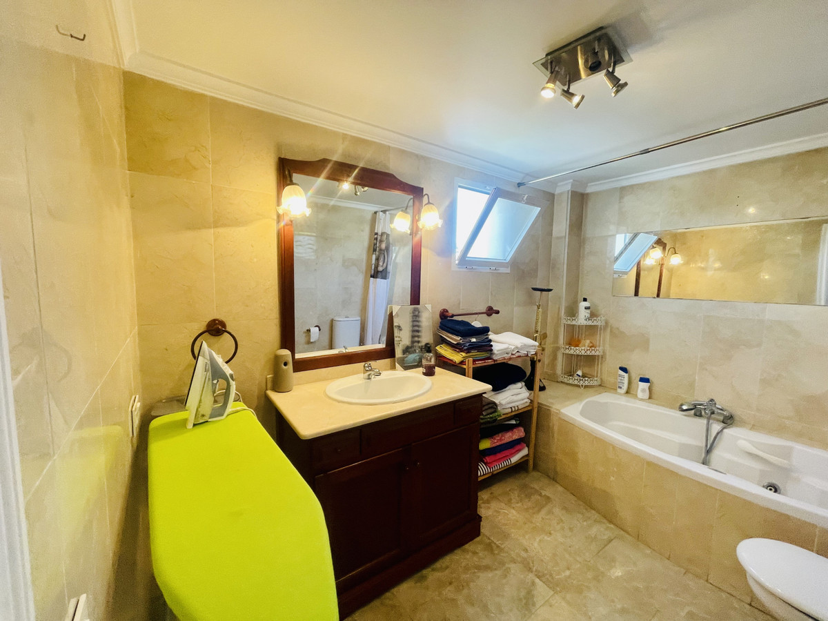 3 bed  apartment, walking distance to Centro Plaza & Puerto Banus