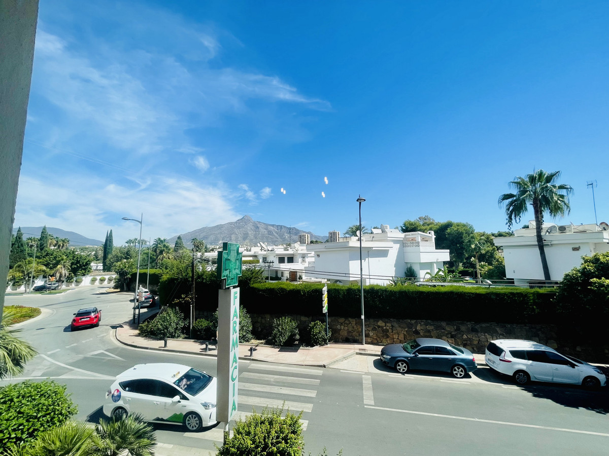 3 bed  apartment, walking distance to Centro Plaza & Puerto Banus