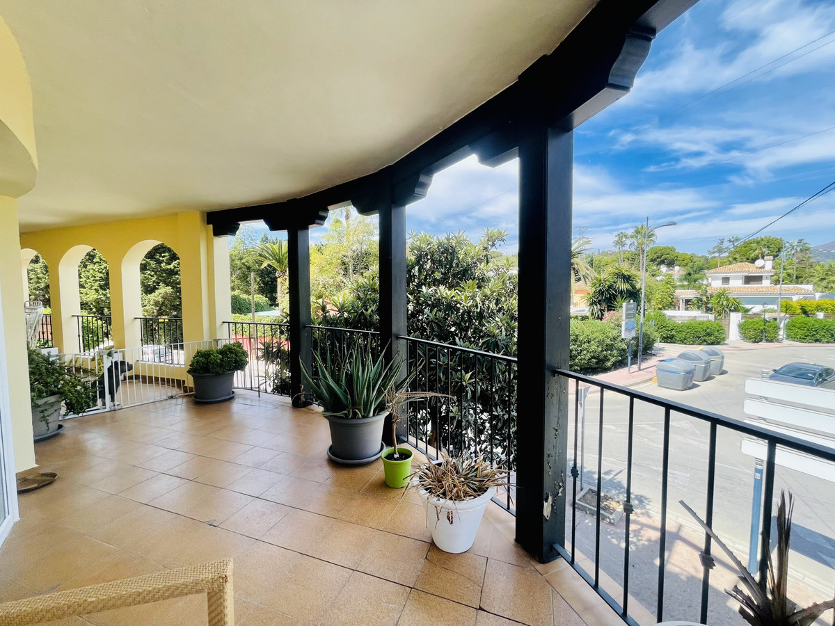 3 bed  apartment, walking distance to Centro Plaza & Puerto Banus