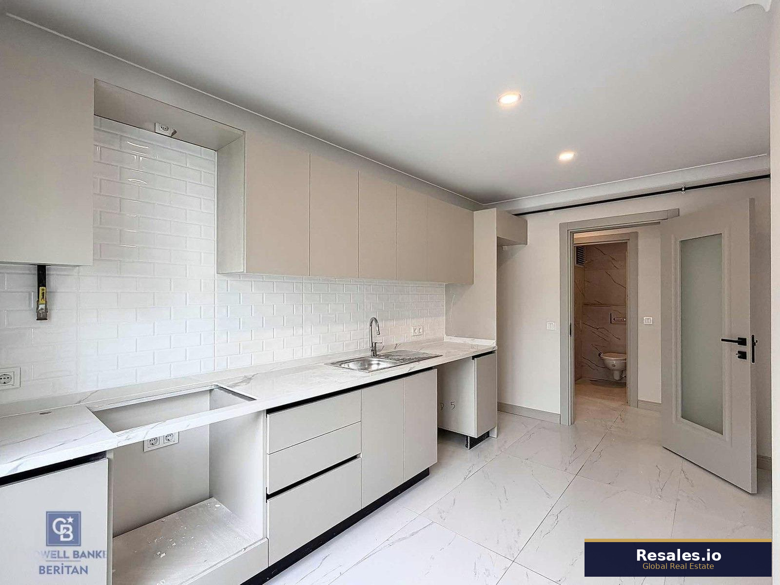 Acıbadem Caddesi Üzerinde — 3+1 Daire Satılık